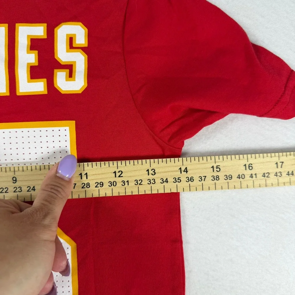 Nike Kansas City Chiefs Patrick Mahomes 15 Red Graphic T-Shirt Kids Size 7 L-7